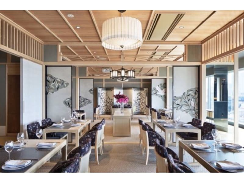 【THE GRAND VIP】			
シャンデリア、椅子、家具など随所に和の遊び心が光る、半個室タイプの和モダン会場。京都の茶人木村宗慎氏監修の茶室まで完備、本格的なお茶会や日本文化を体験するお茶教室としてのご利用も可能