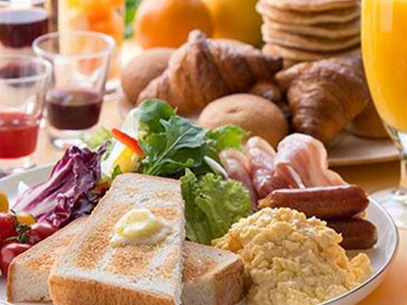 レストラン・アヴァンティの朝食:
朝から美味しいお食事を召し上がって、一日の研修に備えてください。毎朝6時30分より営業をしております。