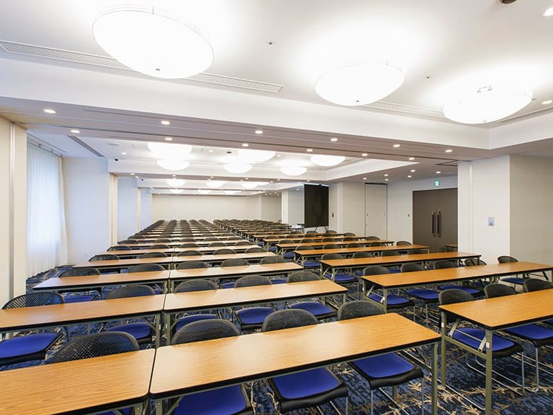 説明会・各種選考会・会議・研修・展示会 等、用途に合わせて選べる22～254㎡の大小15会場をご用意。

スクール・島型・ロの字型等、ご希望のレイアウトを無料で設営致します。原状復帰も必要ございません。

また、研修・セミナー後の懇親会もお承り致します。
