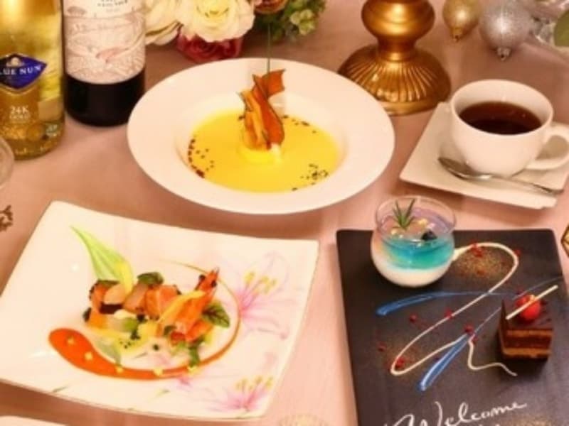 食材の持ち味を大切にし、彩りや器、盛り付けにまでこだわったコース料理。美しい見た目、豊かな香り、味わいの余韻まで、五感で楽しむおもてなしをご提供します。