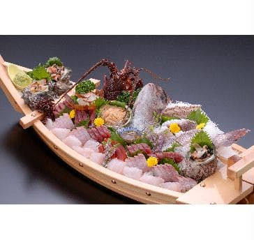宴会時の別注料理も豊富にご用意。
定番の船盛はインパクト大で盛り上がること間違いなし！