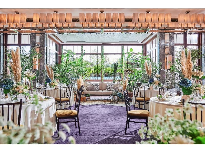 THE TERRACE  アットホーム×ライブキッチン
大きなテラスが広がり、明るい窓から望む季節を彩る自然の表情は、大切なパーティーをより印象的に