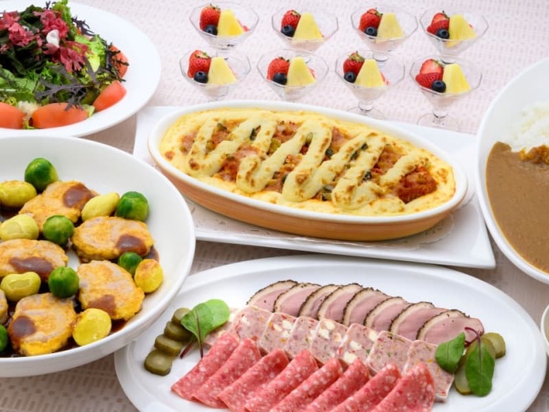 盛込み料理【西洋】彩り豊かな西洋料理を大皿に盛り合わせた、華やかで親しみやすいスタイルです。皆様で取り分けながら会話を楽しめます。