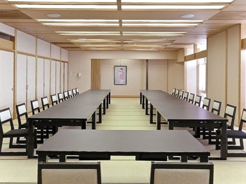 【戸隠】質感の高い前室が演出する閑雅な風情の和風宴会場。
慶びのひととき、ご法要のご会食にも落ち着いた雰囲気をかもしだします。
戸隠の間は畳敷きに和風腰掛、和風テーブルのセットとなります。