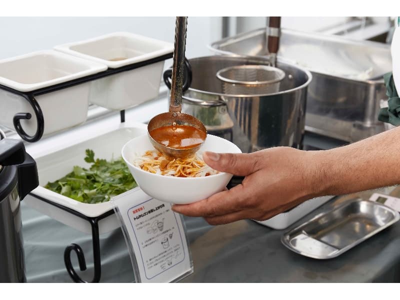 日本でおなじみのタイ料理トムヤムクンですが、こちらもセルフで盛り付けできます。麺の茹で加減や具材の量、味付けなどお好みでお召し上がりください。