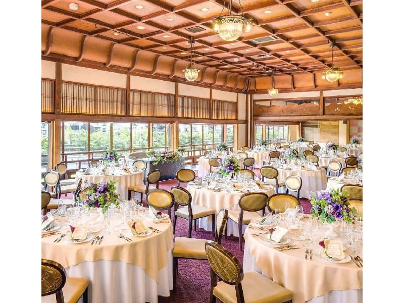 ▼GRAND BALL ROOM
フロア:3F
・窓から東山・清水寺・五重塔が一望できる当会場のメインバンケット。
●最大卓数：円卓24卓（1卓7名様）
●収容人数：着席168名様/立食200名様
●面積：315.3㎡
●天井高：約4.9m