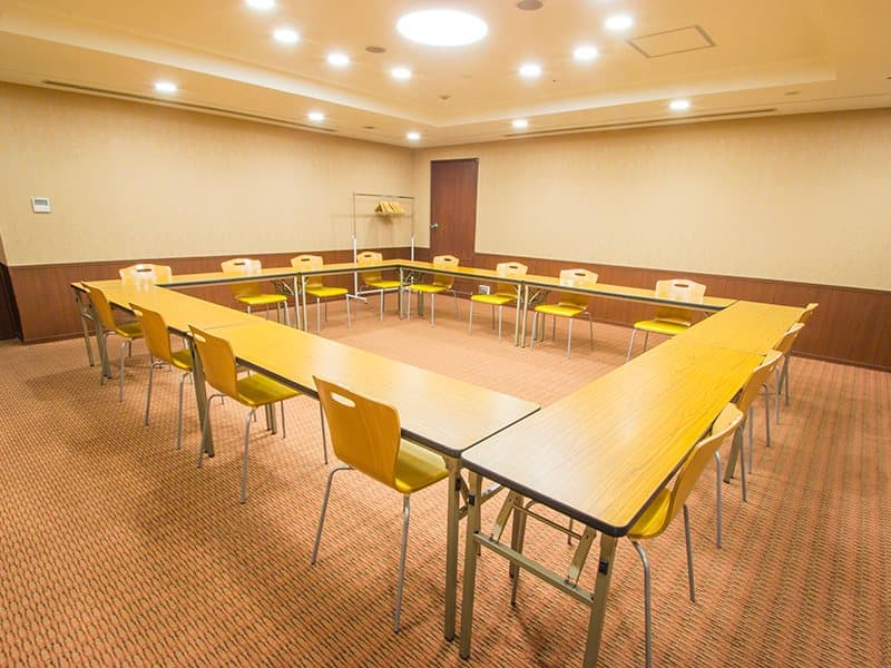 最大シアター型で50名収容可能です。
企業説明会・講演会・研修会・会議 など様々な用途にご対応致します。
また、アパレル展示会やイベントルームとしてのご利用にも最適です。