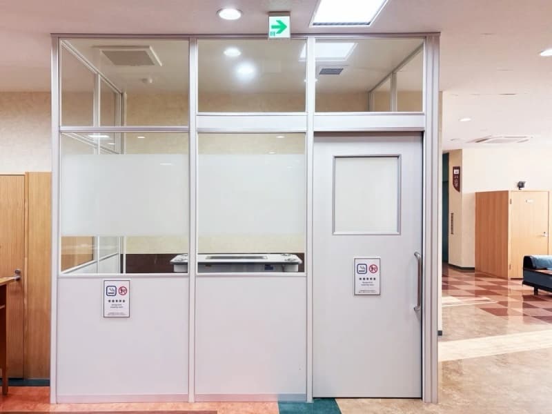 「喫煙ブース」
喫煙者のお客様には専用の喫煙所をご用意しております。清潔で快適な空間で、リラックスしたひとときをお過ごしいただけます。