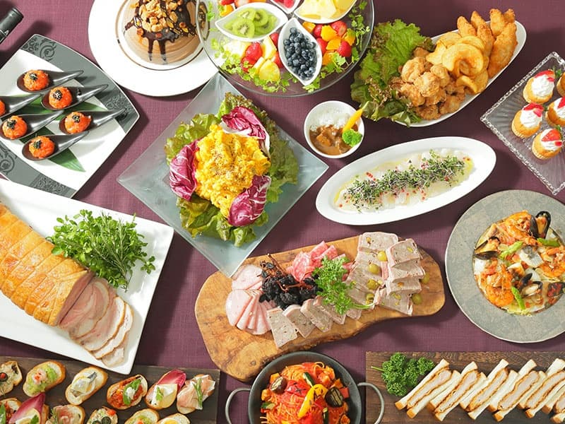 スタンダードビュッフェプランの料理のイメージです。シェフが目の前でカッティングするローストポークが人気です。