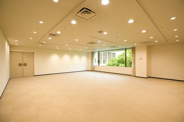 「Kaede-楓-」は使いやすいスクエア形状のホールです。「Keyaki-欅-」同様、日本庭園の眺めをお楽しみいただけます。