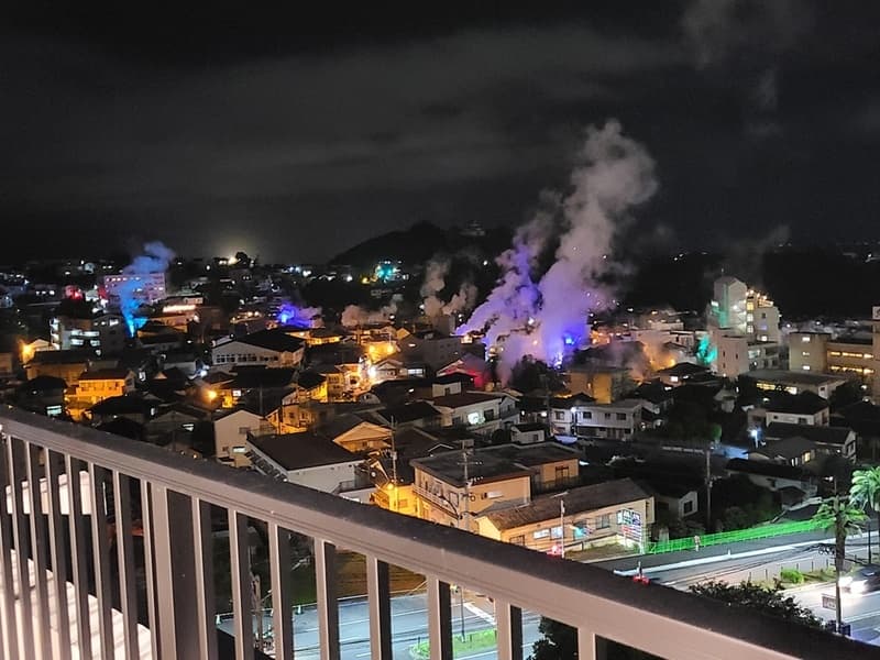 【テラス】
展望テラスはご宿泊者様は自由に出入りできます。
（鉄輪温泉街側の夜景）