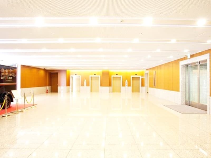 【エントランス】大人数の来場も十分対応可能なゆったりとしたキャパシティ。
