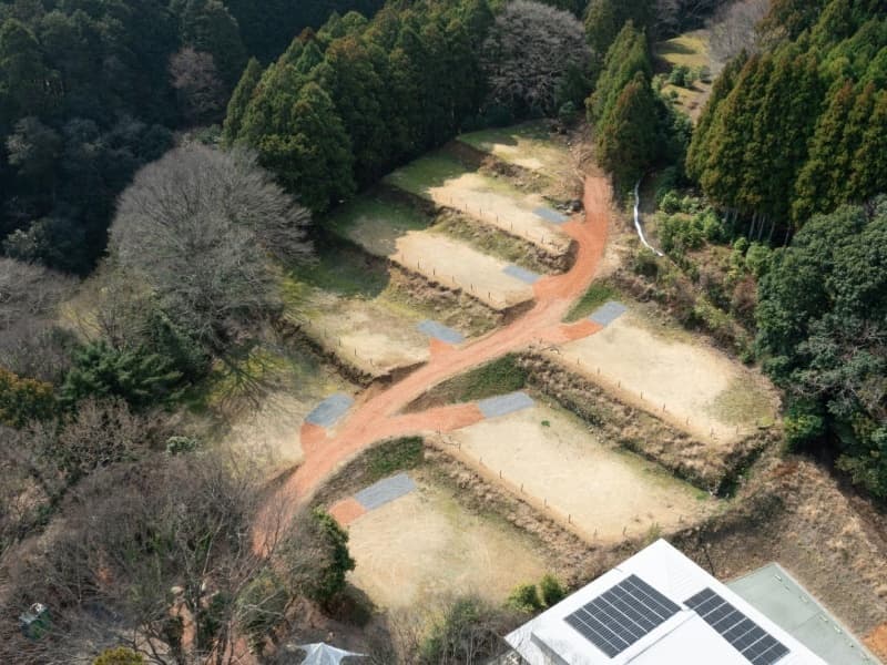 元棚田の地形を活かした赤レンガチップと緑が美しいアウトドアエリア。自然の中を散策しながら、日常とは異なる感性を刺激する空間をお楽しみください。