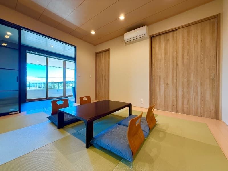 15畳和室
ご家族やグループにおすすめのお部屋です。
心落ち着く和室で足をのばしてお過ごしいただけます。