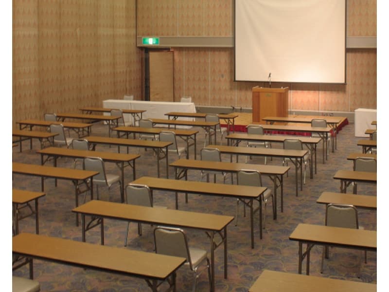舞鶴の間（A分割）　205㎡（62坪）
会議室を利用する目的に応じて、様々なレイアウトでご提案が可能です。人数や使い方に合わせて、担当スタッフがお客様専用のレイアウト図面をご用意し、より良い実施に向けてお手伝いさせていただきます。