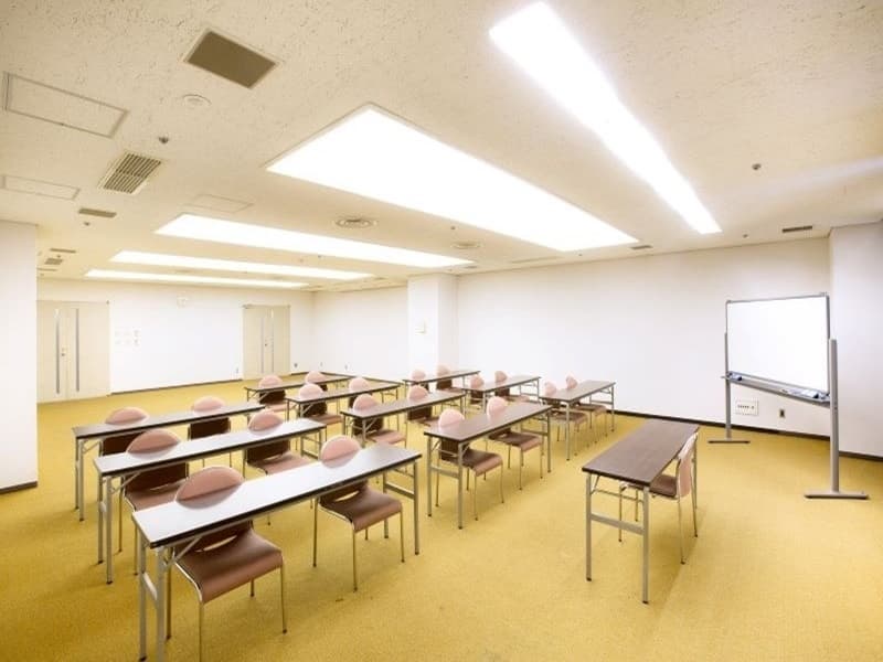 【大会議室】　（夕鶴）　113㎡　　（56畳）
セミナースタイル　教室スタイル　８０名間まで　宴会（畳）スタイル　５０名まで可のリバーシブル可能な会場