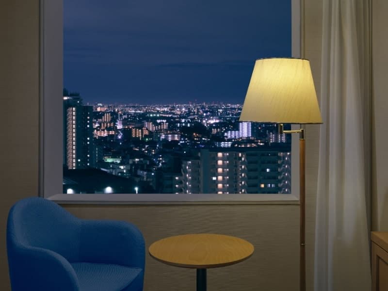 ［シングルルーム 19㎡］高層階（9〜12階）
　
さいたま新都心の夜景を臨みリラックスのひとときを