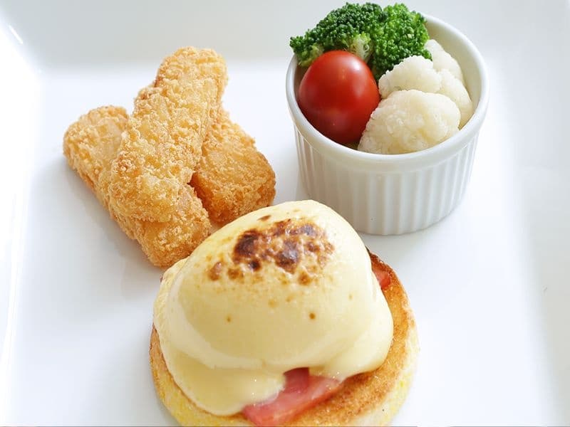 シェフが出来たてを調理するエッグベネディクトは、とろふわの食感と絶妙な美味しさを同時に楽しめる逸品。
また、鉄板で仕上げるジューシーなソーセージや焼きたてのクロワッサンなどもお召し上がりいただけます。