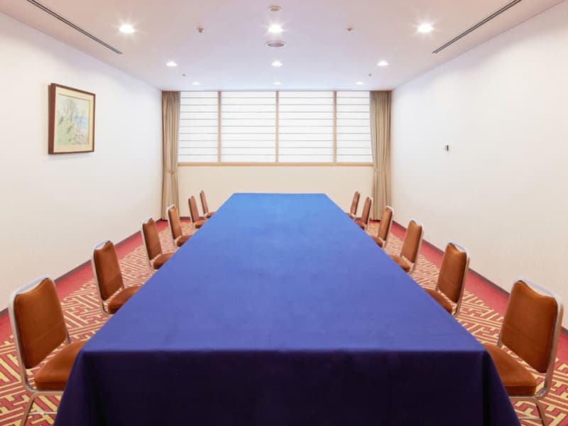 「桜」「梅」「菊」「菫」「葵」「蘭」

小宴会場はご会食、会議、趣味の会など比較的小さなお集まりやご宴会前の控室やスタッフルームとしてもご利用いただけます。