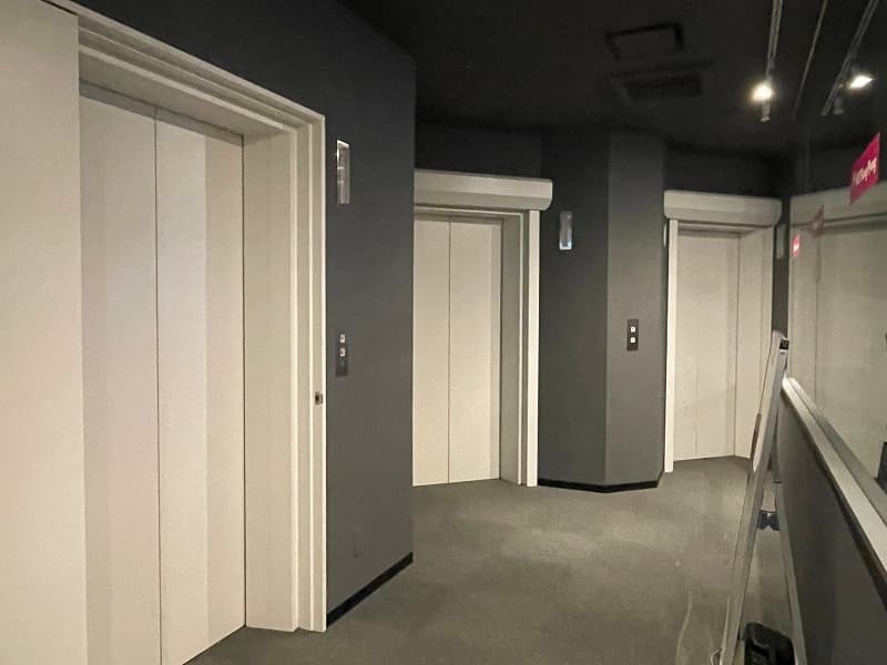 入口はエレベータが３機ございます。