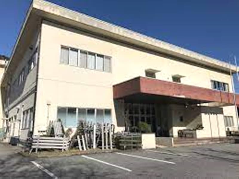 【桜ヶ丘体育館/外観】
近隣施設のご紹介になります。
ロッジトニーマックスから車で約13分。岐阜県飛騨市神岡町にある市営の体育館です。大学等のゼミ、サークル合宿の練習場としてもご利用いただけます。