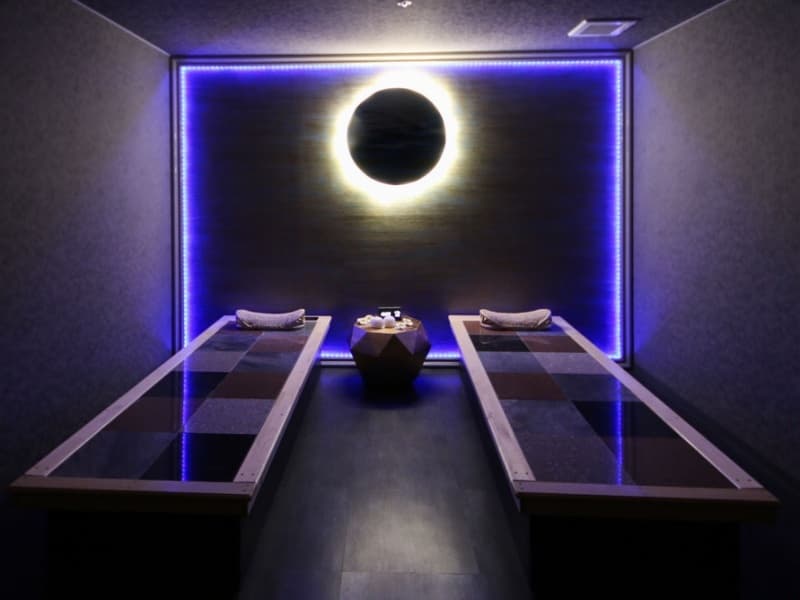 岩盤浴『Stone Spa』オープン
幻想的な雰囲気の中で遠赤外線の温かな温浴をお楽しみください。

【利用条件】貸切予約制
【営業時間】16：00 ～ 23：00（最終受付 22：00）
【利用料金】1名利用／1,500円(税込)・2名利用／2,000円(税込)