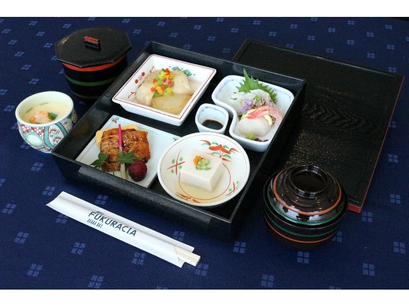 夕食　松花堂弁当　 3,300円（税込）