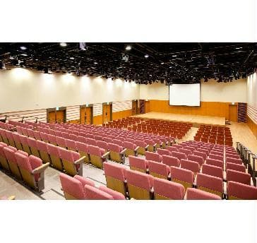 【KFCホール】
・シアター形式	360席
・スクール形式　315席 (3名掛け)
・島型形式　36島216席