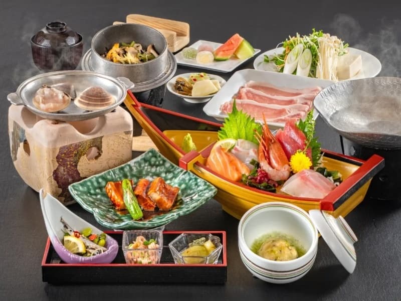 「房総の自然が育んだ旬の味覚を堪能」
九十九里沖で育った大粒のはまぐりをはじめ、千葉県産の良質な食材を厳選。房総の大地と海の恵みを、和洋の枠にとらわれない調理法で丁寧に仕上げています。四季折々の味わいを楽しめる、こだわりの料理をご堪能ください。