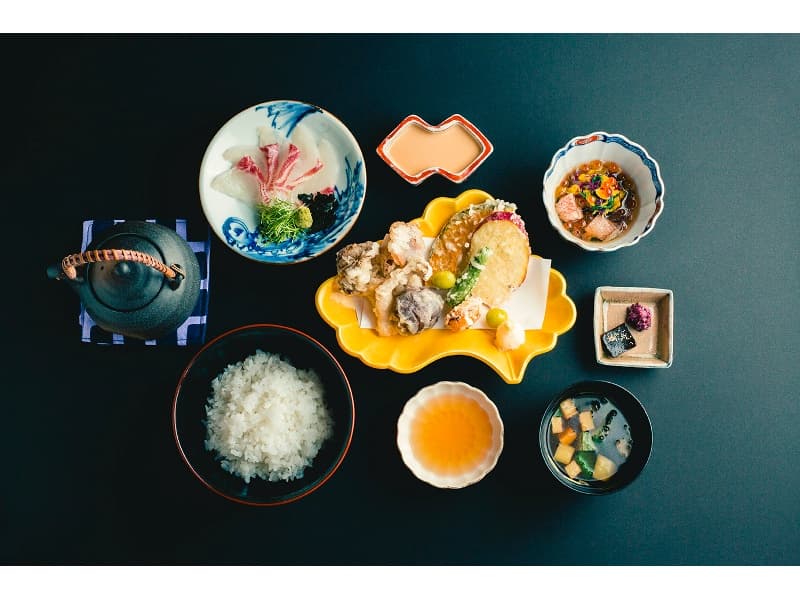 旬の食材を最大限に活かした会席料理をご用意。四季を感じるこだわりのお食事をお楽しみください。