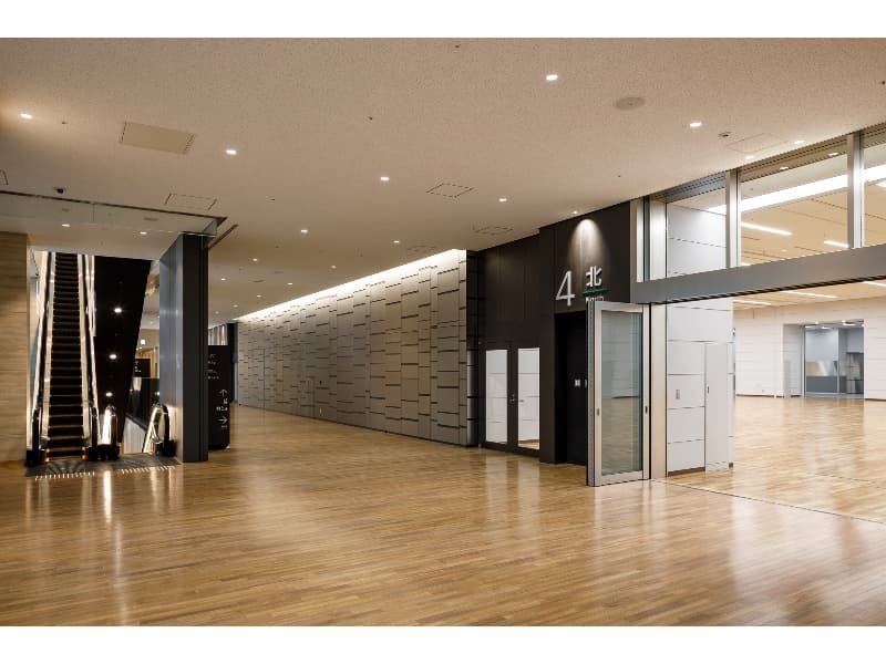 圧迫感がなく開放的な展示室入り口の折り戸は、来場者をスムーズに展示室内にお招きします。