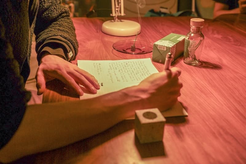 静かに向き合う"書く時間"。学びを自分の言葉に定着できます。