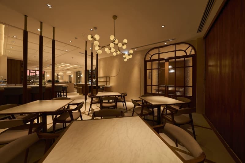 店内　夜