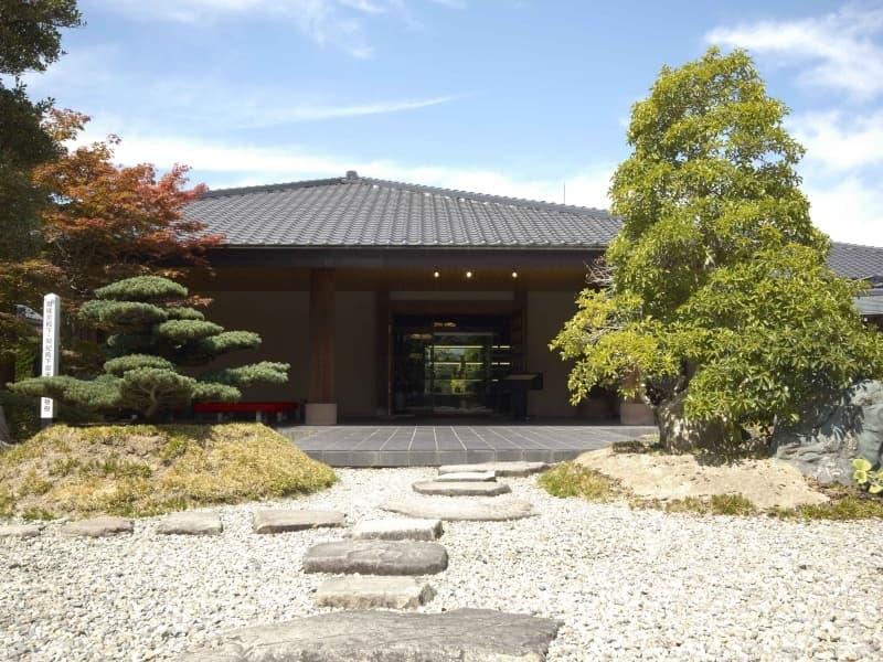 3万6千平方メートルの敷地に建つ落ちついた日本建築