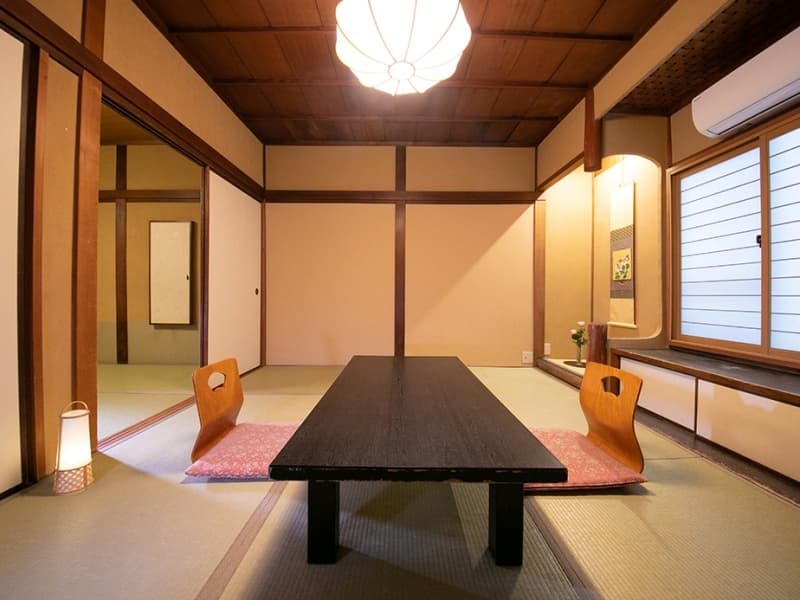 【お部屋（例）】
創業当時の雰囲気を残した、趣ある和室