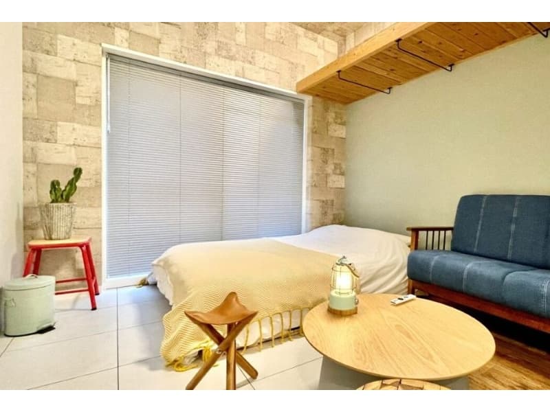 【個室】CARIFORNIA DOUBLE ROOM　18.9㎡（定員2名）
アメリカ西海岸のカルフォルニアをイメージした、明るく開放感あふれるデザインが特徴の「CALIFORNIA ダブルルーム」