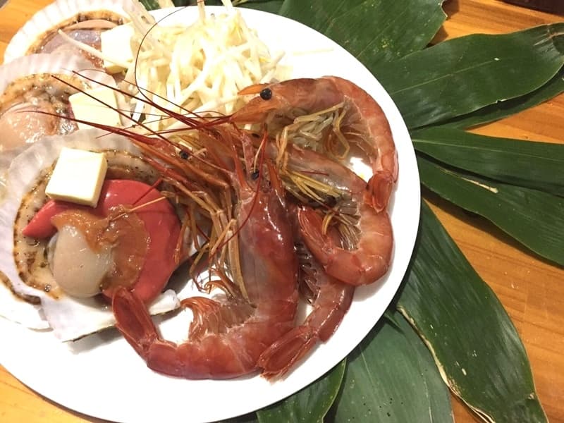 【バーベキュー（夏季限定5月～9月末まで）】
BBQ時のイメージになります。海鮮盛合せ（エビ、ホタテ等）