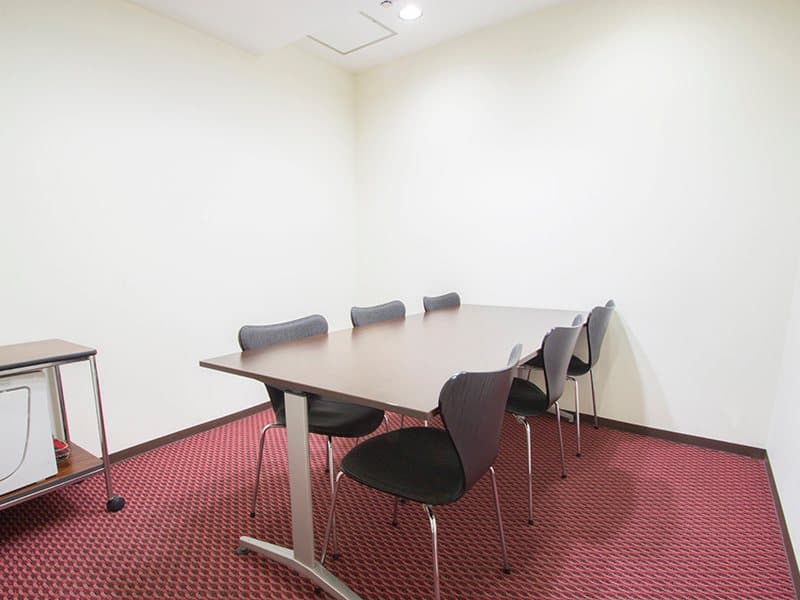 最大ロの字型で6名収容可能です。
当会場の中で一番小さな会場となっており、少人数での打ち合わせ・会議・控室の利用にオススメです。