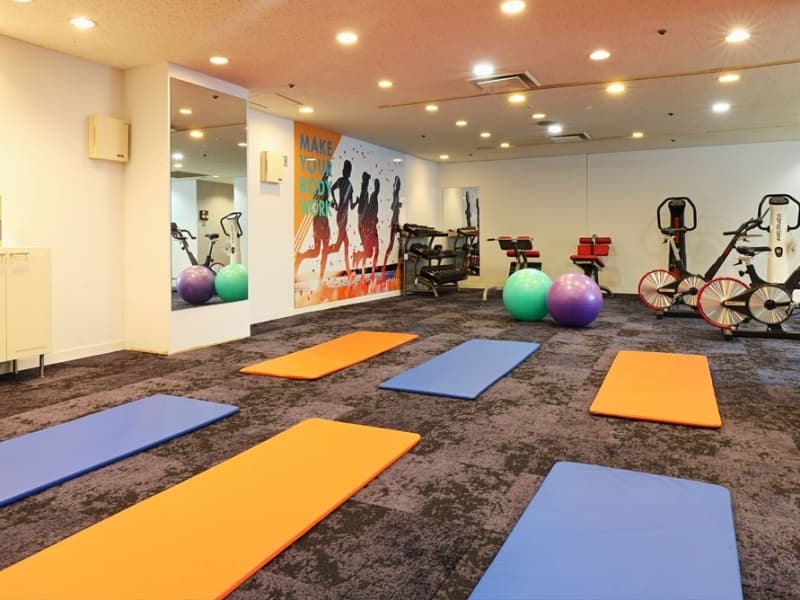 [団体様向け]フィットネスルーム
館内みんなでワークアウト!トレッドミルにエアロバイク、バランスボール、ヨガマットと本格的なラインナップ。
外が雨でも楽しめるので、フィットネスマシンで汗を流して、身体の中からデトックス。また大型モニターもあり、スポーツ団体様の合宿にも最適です。