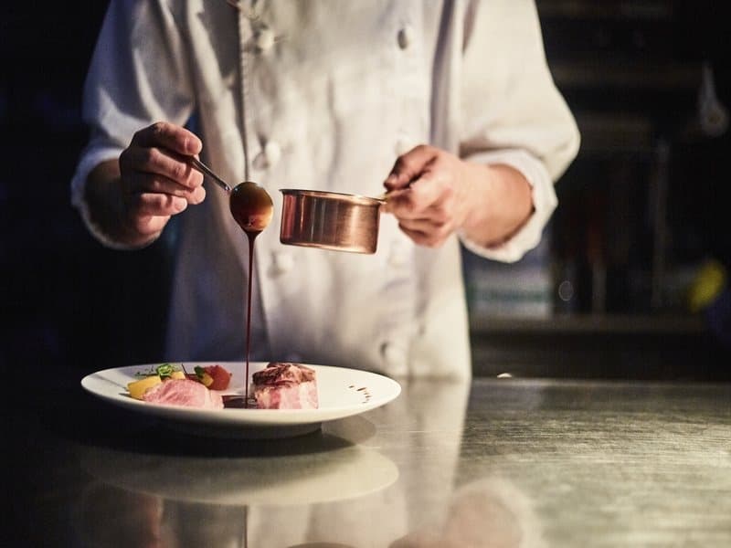 【自慢が料理の会場】
婚礼料理を熟知した総料理長のパーティーメニュー。
季節に応じた食材を使用。
宴会メニューも春夏秋冬で異なります。
お抱えシェフが料理のアレンジも行います。
卓盛の大皿料理からブッフェ料理、コース料理とさまざま提案可能。