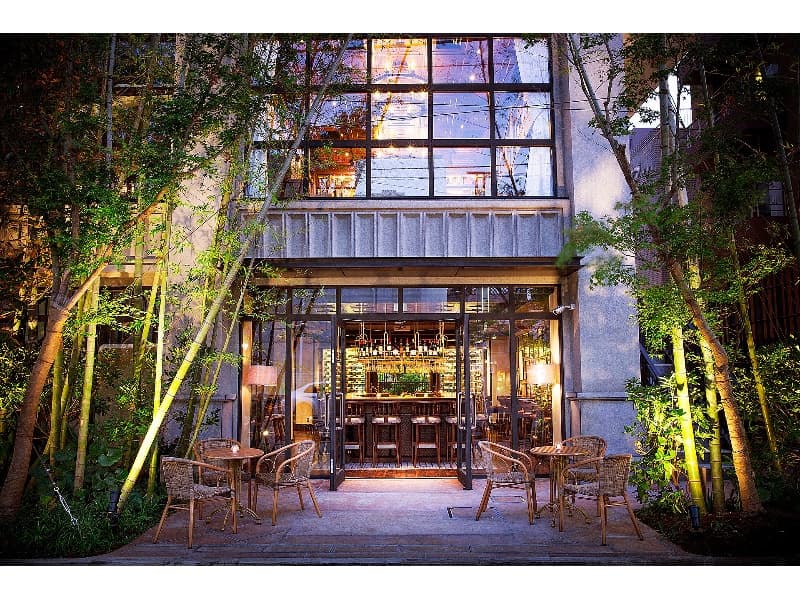 1F【オークバー】
ダークブラウンが落ち着く大人の隠れ家。
ご会食、プライベートな会議、お控室等の利用がおススメ。
隣接する1F【レストラン】とあわせた貸切利用が大好評です◎