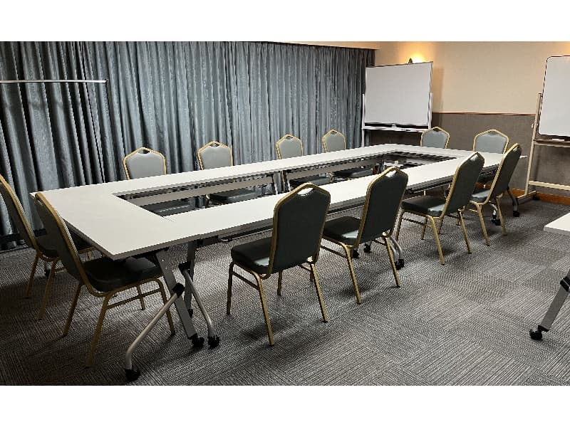 最大15名まで利用可能なオーロラの会場です。企業様や団体様など幅広い用途でご利用いただけます。レイアウトは、ロの字形式ご用意しております。レイアウトのご変更は可能ですがお客様ご自身での変更でざいます。会議室終了後は、元のレイアウトに戻すようお願い致します。
