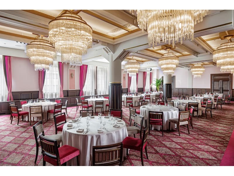 上質・上品でクラシカル・華やかな会場です。
5F THE CONDER HALL　ザ コンダーホール
・面積　210㎡
・天井高　2.8 - 4.0m
・着席 152名様 ／ 立食 200名様
・スクール形式　162名様
・スクリーン　2面有
 