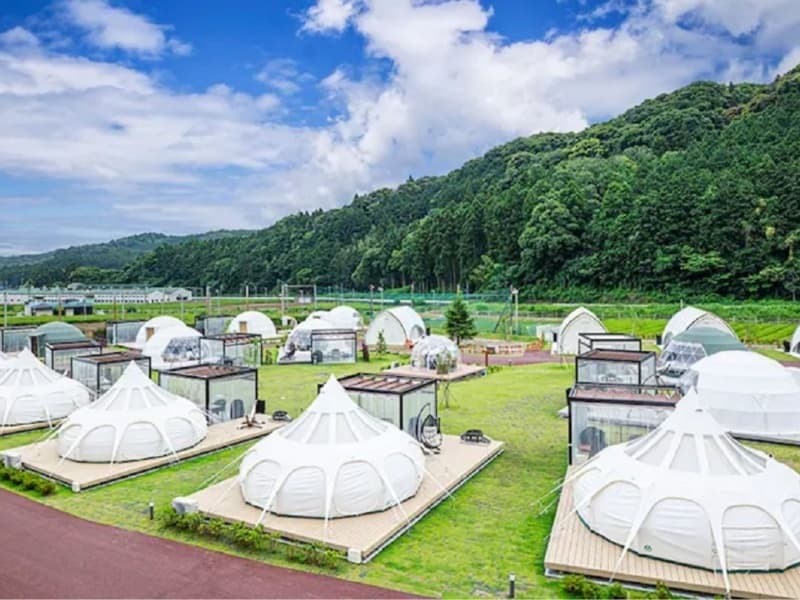 青空と緑に囲まれた、開放感抜群のテントサイト全景