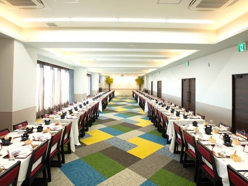 【会場：大ホール】
着席100名・立食120名様まで可能で、大人数の会議や集まりに最適な会場です。