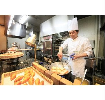 もちろん洋食メニューも大活躍！
シェフがその場で焼いたフレンチトーストは、そのまま食べても良し！　たっぷりメープルを垂らしても良し！ベーコンなどと一緒に食べてもなお良し！！