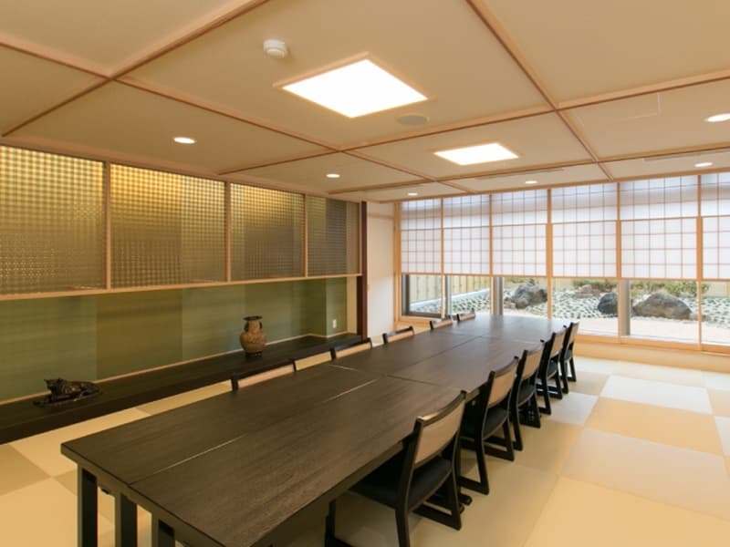 【千曲・裾花】手入れの行き届いた屋上庭園に面した落ち着きある千曲と裾花。
年一回だけの大煙火大会の眺望も見事な一室、16名様と少人数のご慶事やご法要にも最適な会場となっております。