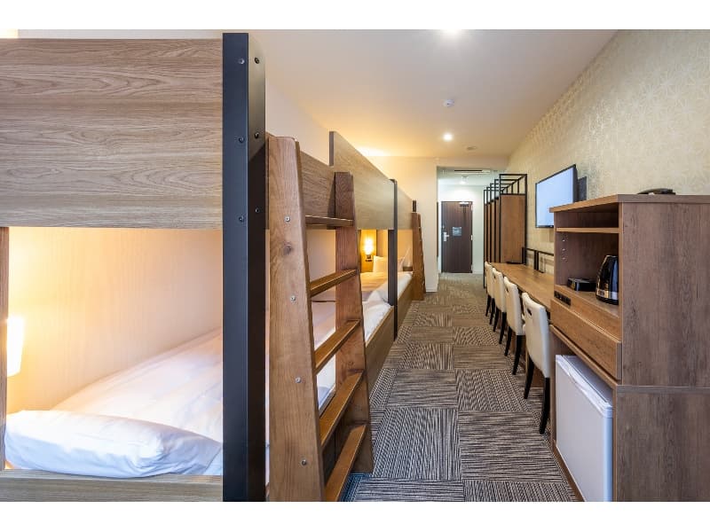 【キャビン4名室】4名部屋は22～27㎡の客室に2段ベッドを2台配置したお部屋です。デスクとクローゼットは人数分を用意、洗面化粧台を設置して多人数でも快適性はを損なわない工夫をしました。研修や合宿、ファミリーにお勧め。