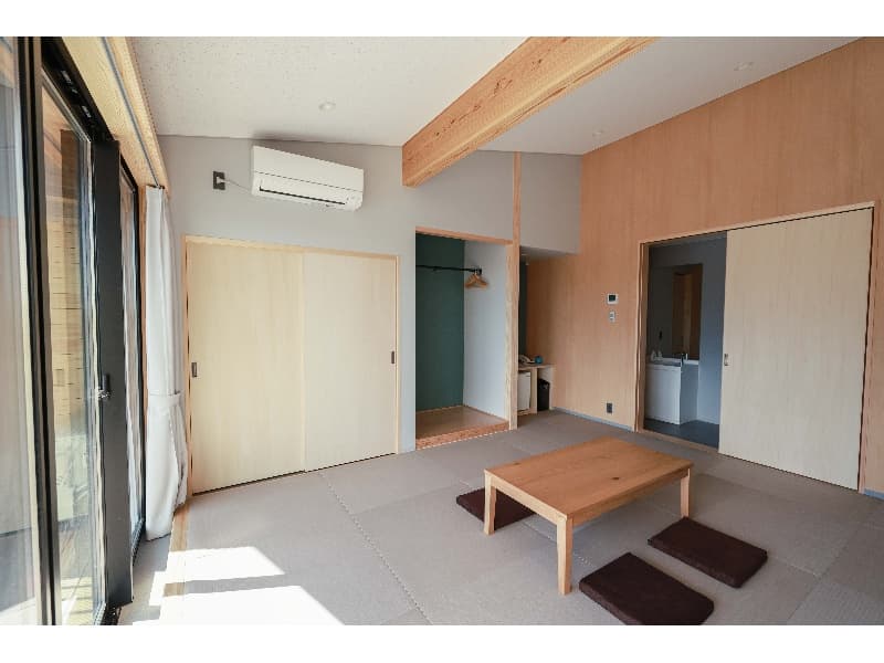全館で46部屋、少人数からご家族まで
ゆっくりとお過ごしいただける幅広いタイプのお部屋をご用意しています。
またお部屋タイプは、和室、和洋室、ツインルーム、バリアフリー室がございます。