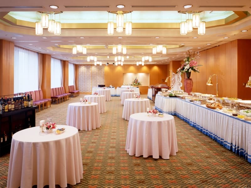 ご利用シーン【招待会 -Incentive-】　大切なお客様をお招きし日頃の感謝の気持ちをお伝えする招待会。ホテルオークラ神戸では美味しいお料理とともに、経験豊かなスタッフがお客様のおもてなしの心を形にします。代理店会や報奨旅行にもご活用ください。（写真は34階スカイバンケット「Seiun-星雲-」です）お料理内容など、ご予算に合わせてご提案させて頂きます。